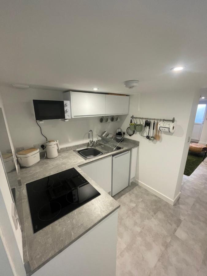 Quaint Central Basement Apartment เฮริฟอร์ด ภายนอก รูปภาพ
